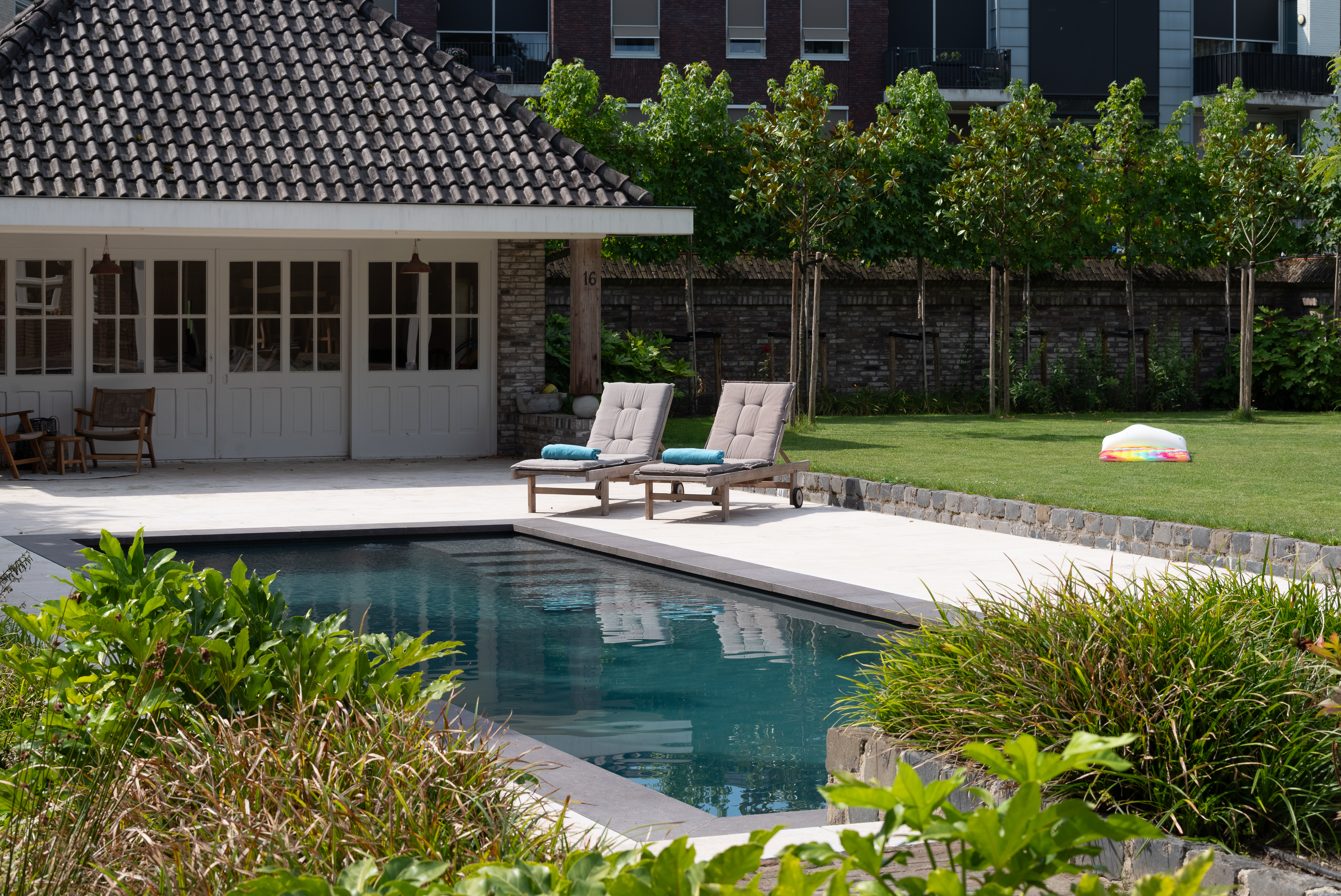 FotoModern zwembad van LPW Pools in de tuin